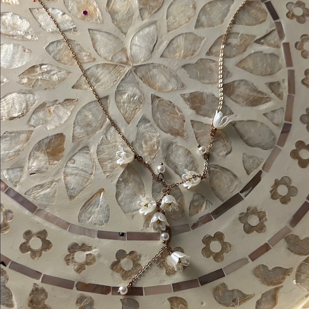 Elegant Floral Necklace with Pearls